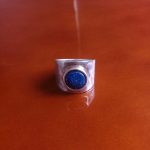 Anillo de plata placa martillada y lapislázuli