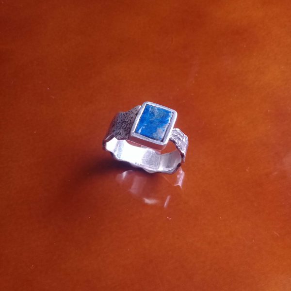 Anillo de plata placa quemada y lapislázuli Anillo de plata placa quemada y lapislázuli