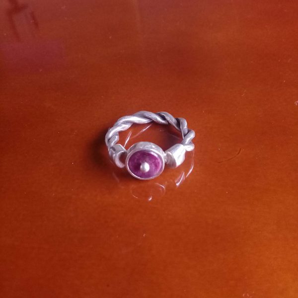 Anillo de plata aro entorchado con spondylus lila Anillo de plata aro entorchado con spondylus lila