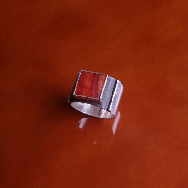 Anillo de plata borde quemado y spondylus cuadrado Anillo de plata borde quemado y spondylus cuadrado
