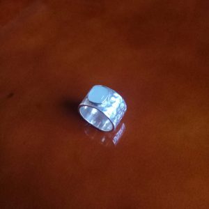 Anillo de plata placa martillada con jade blanco