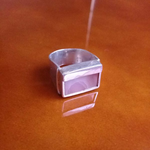 Anillo de plata lamina lisa con cuarzo rosa