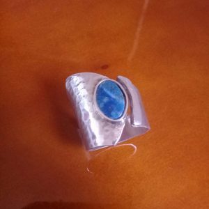 Anillo de plata placa con diseño y sodalita azul