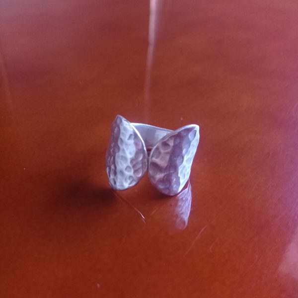 Anillo de plata placa abierta y martillada Anillo de plata placa abierta y martillada