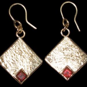 Aretes de Oro con Rubí