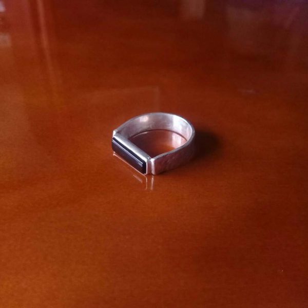 Anillo de Plata martillado con ónix