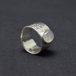 “Elixir” Anillo martillado con luz de luna en plata 999k