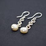 "Varna" Aretes largos de plata 999 y perlas irregulares