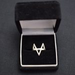 "Karnak" Anillo de plata 999 de triángulos en V