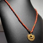 "Corona" Collar de coralina y bronce